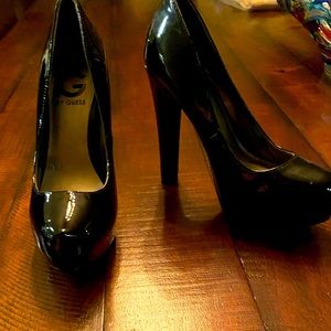 G by Guess patent leather black pumps